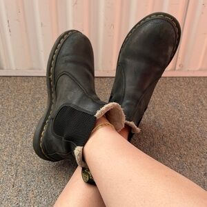 USED DR.MARTENS Fur lined Chelsea boots 38 7.5 WORN IN PERFECTLY 🖤 2976 LEONORE